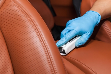 Como conservar bancos de couro do carro e evitar rachaduras